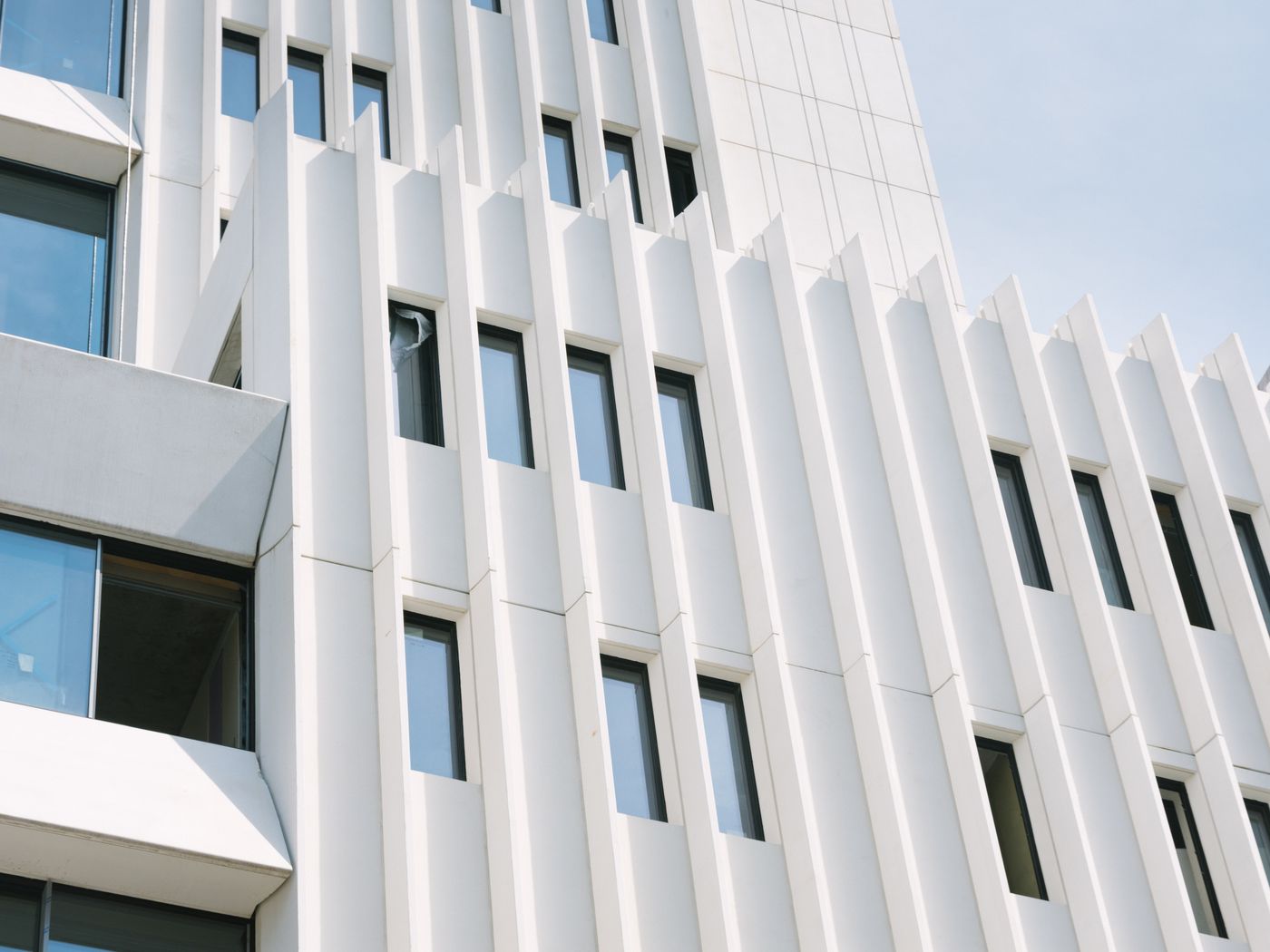 Façade d'un bâtiment public moderne